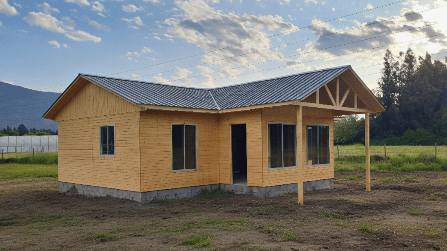 Casa de madera natural con pórtico y techo a dos aguas de la galería de Órdenes Construcciones